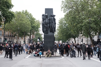 白天公园里的人